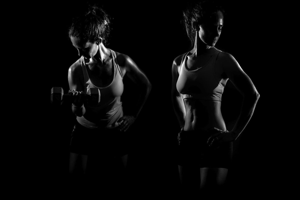 Фитнес девушка на черном фоне