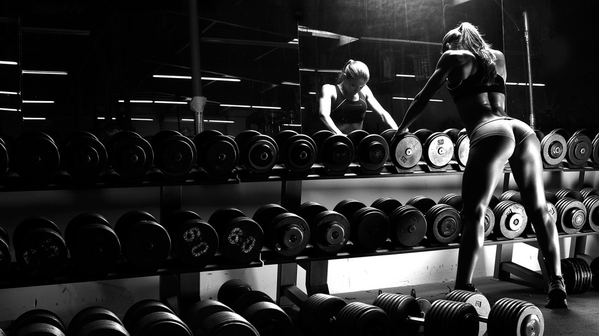 Штанга в спортзале