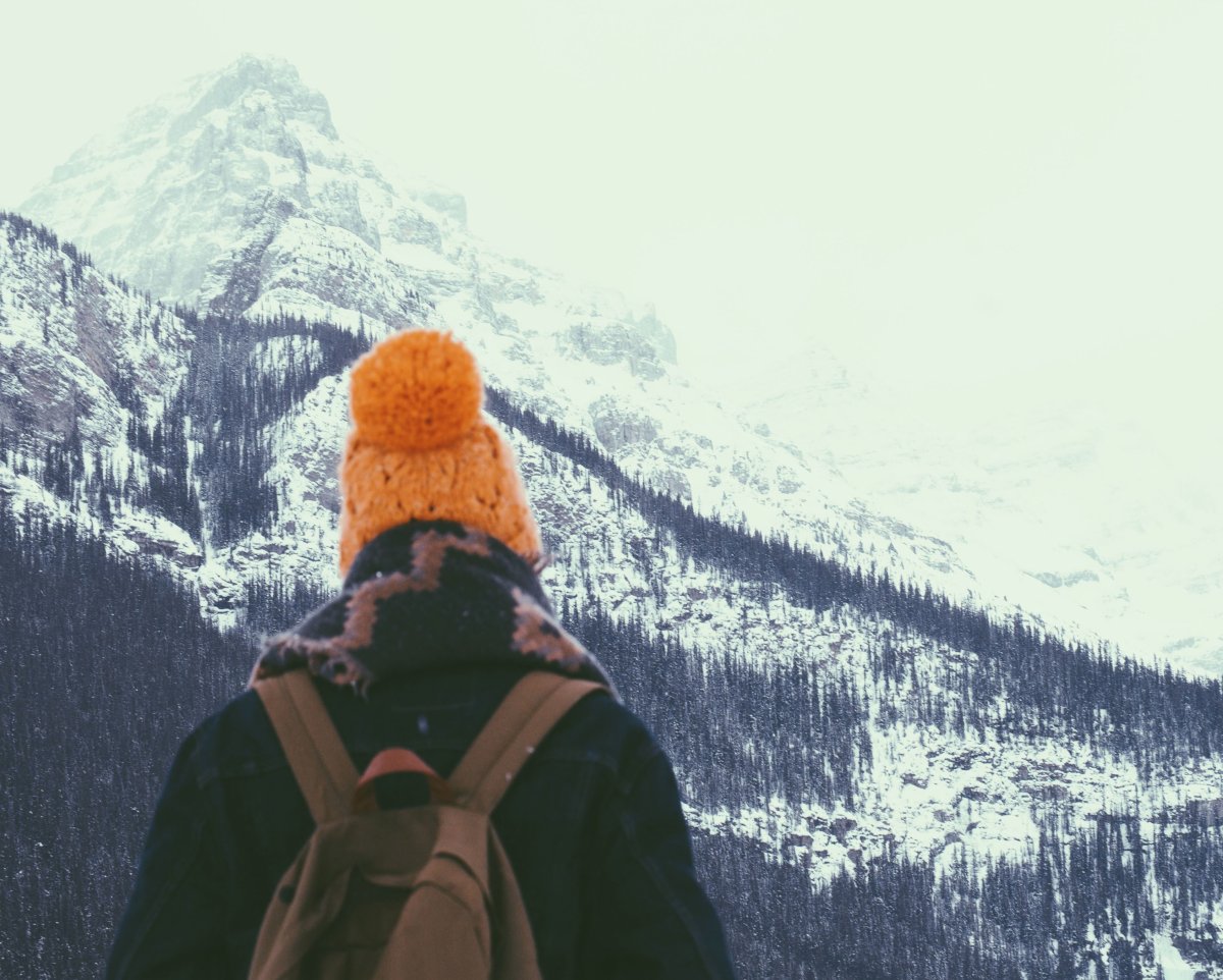 Красивая девушка в снегу