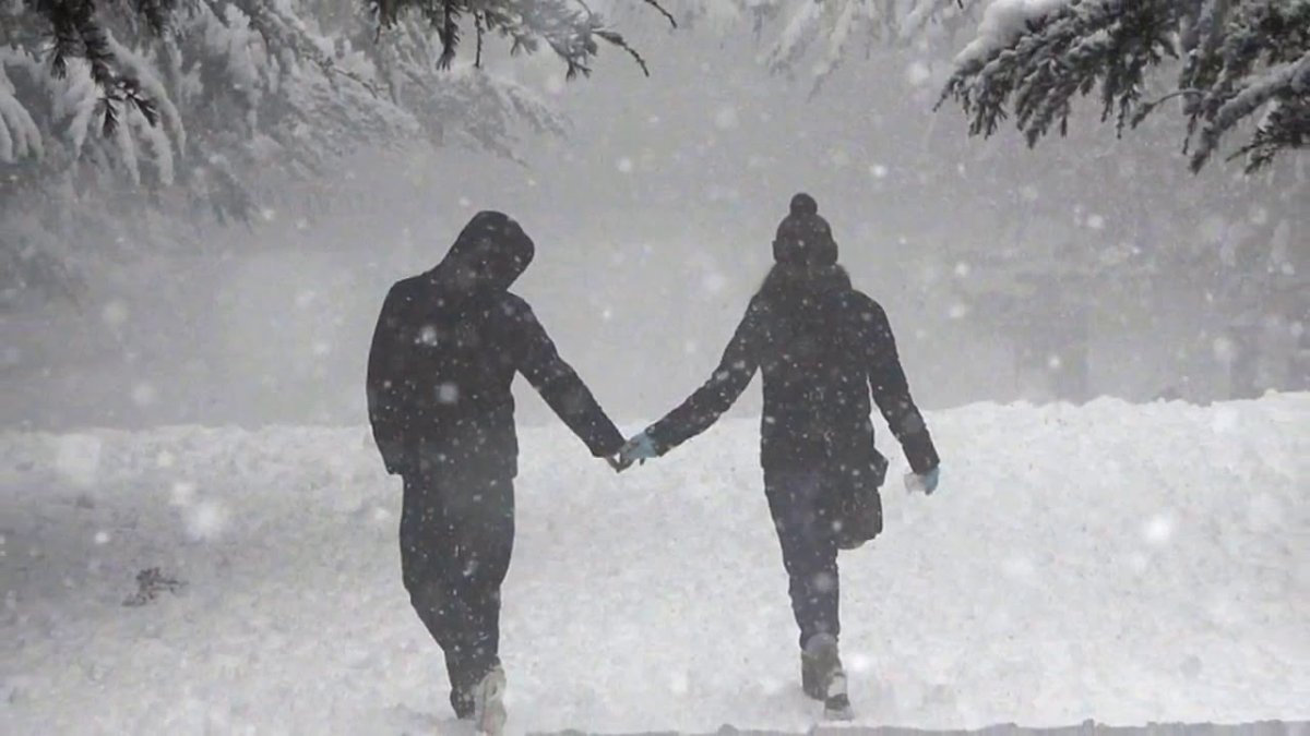 Мужчина под Снегопадом