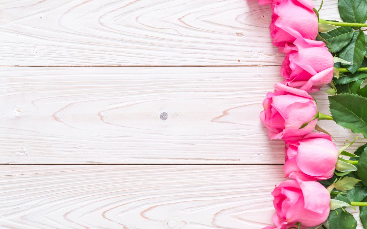 Цветы на деревянной доске