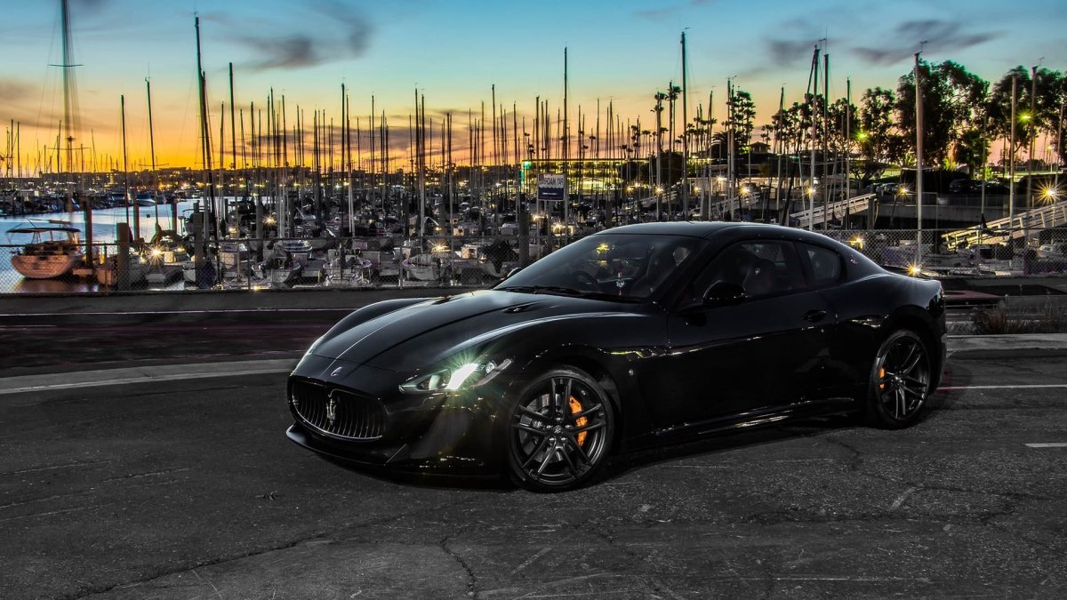 Черная машина на рабочий стол