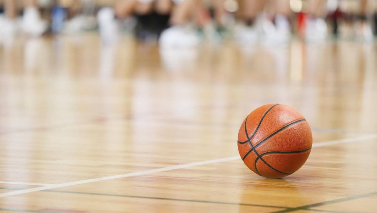 Баскетбольный мяч на площадке