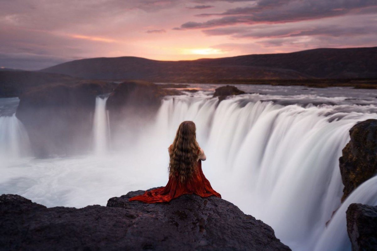 Человек на фоне водопада