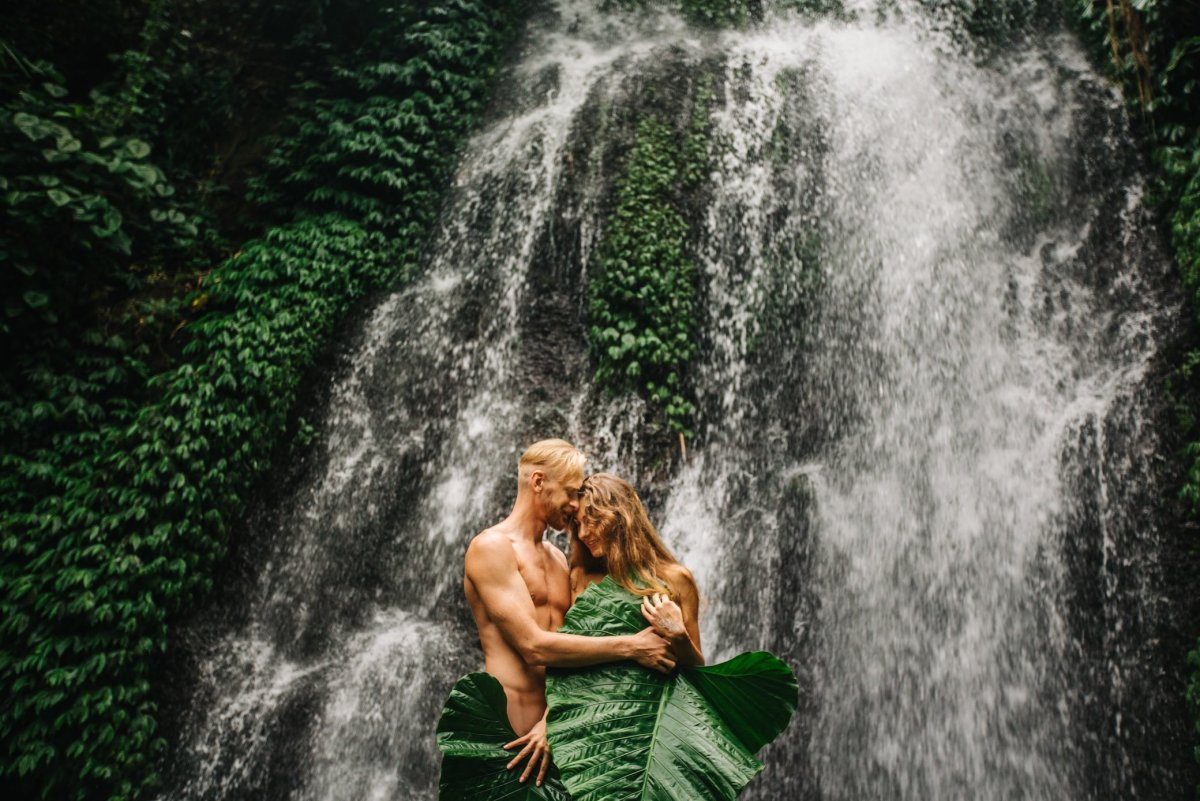 Женщина под водопадом