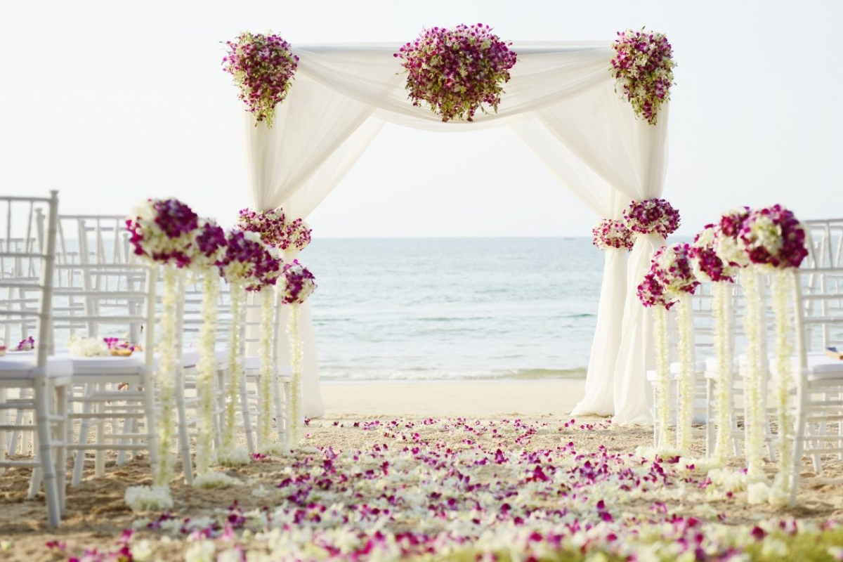 Свадебная арка на берегу моря