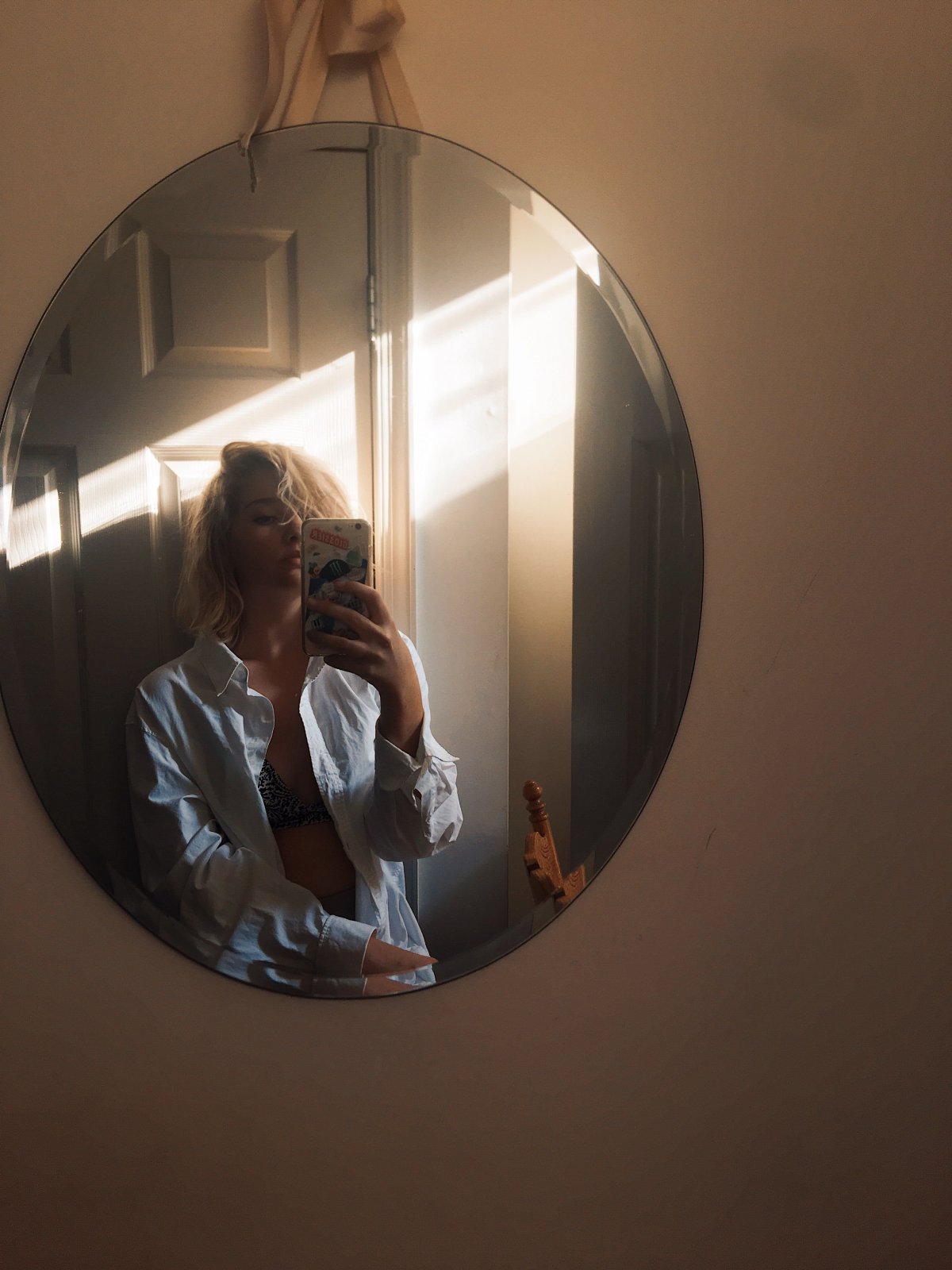 Зеркало с отражением комнаты