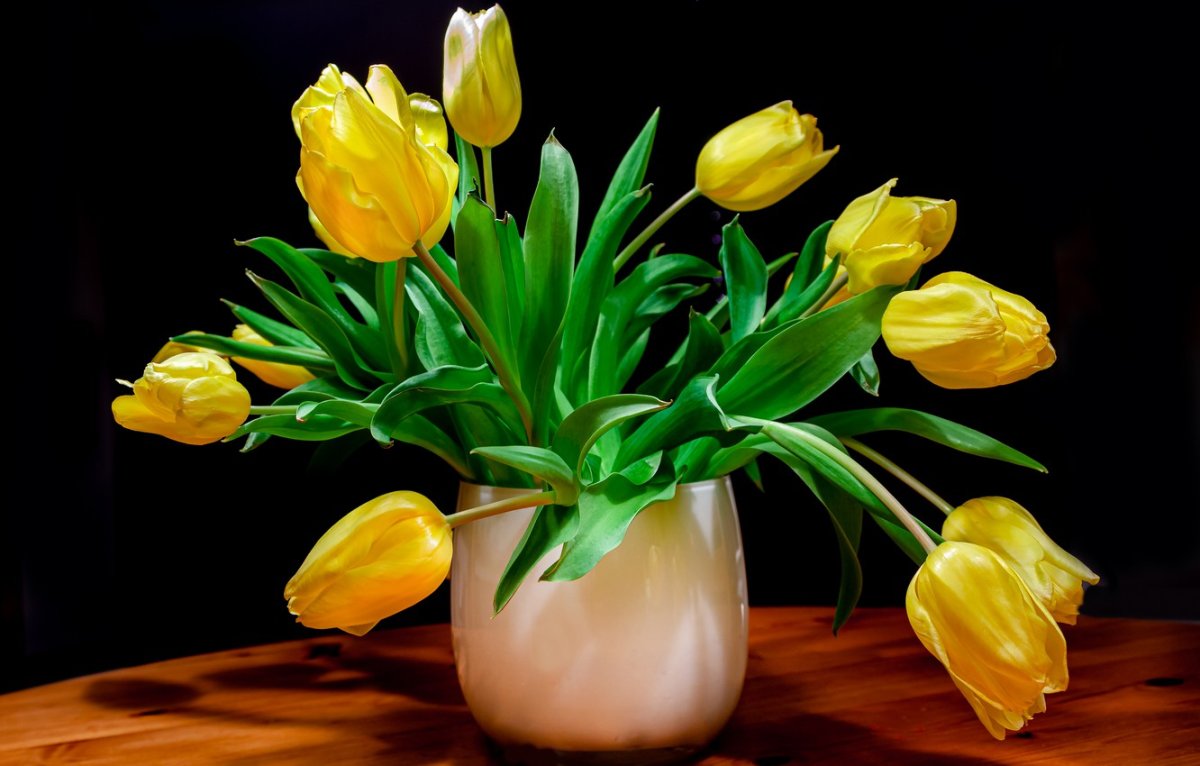 Букет желтых тюльпанов в вазе