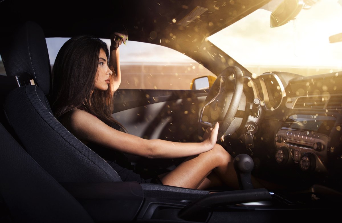 Девушка в машине за рулем