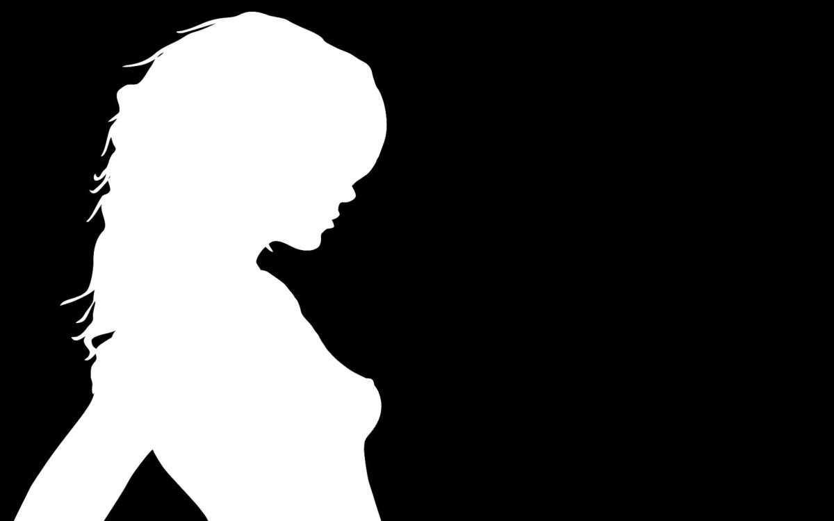 Силуэт девушки на черном фоне