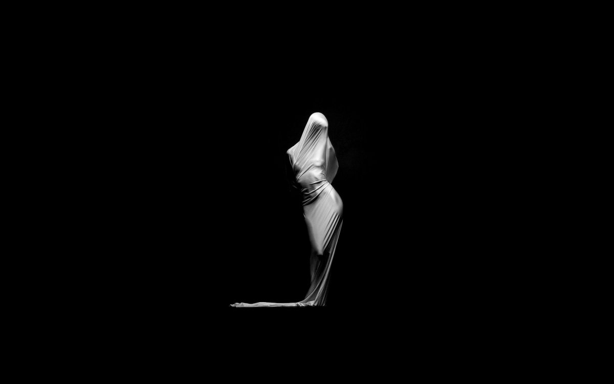 Фигуры на черном фоне