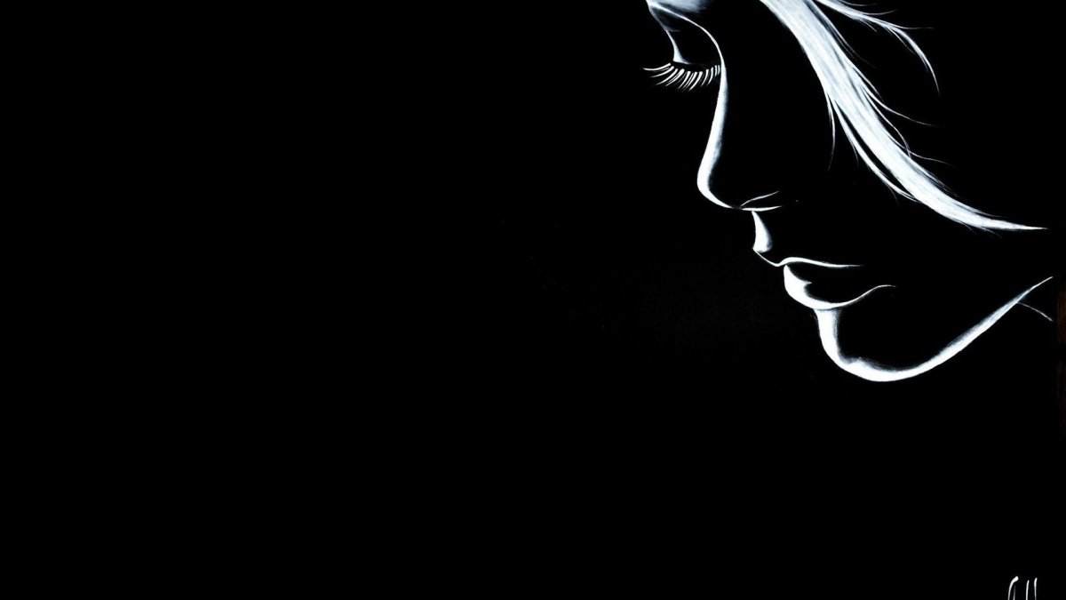 Силуэт девушки с волосами на черном фоне