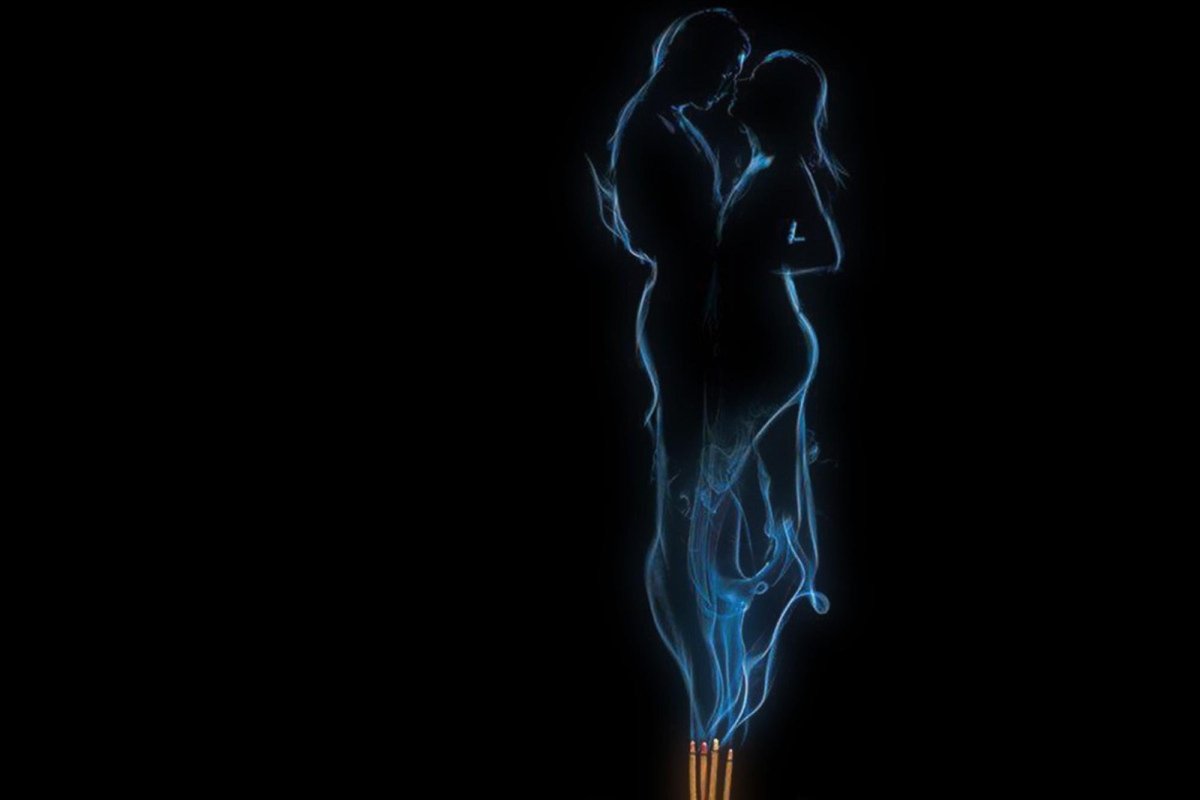 Женский силуэт на темном фоне