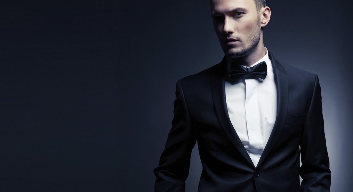 Костюм на черном фоне