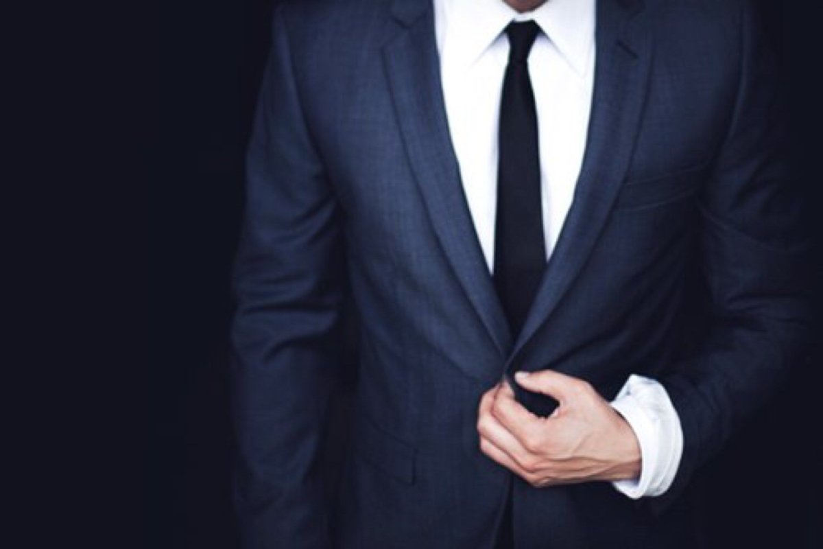 Мужчина в костюме без лица