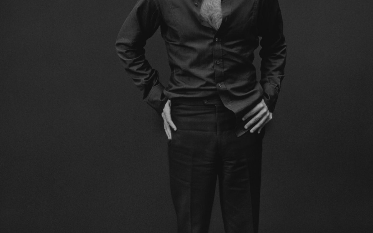 Мужчина в костюме чб