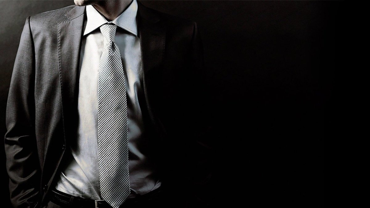 Мужчина в черном пиджаке