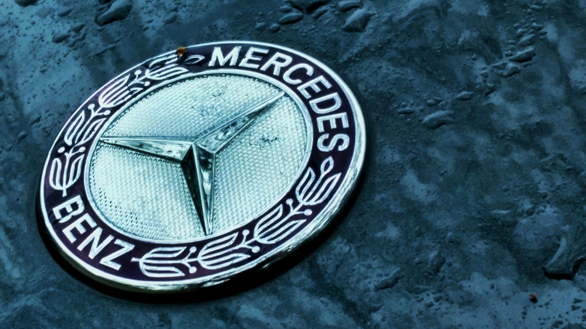Mercedes Benz logo