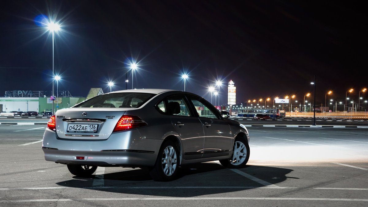 Nissan Teana белая на черном фоне