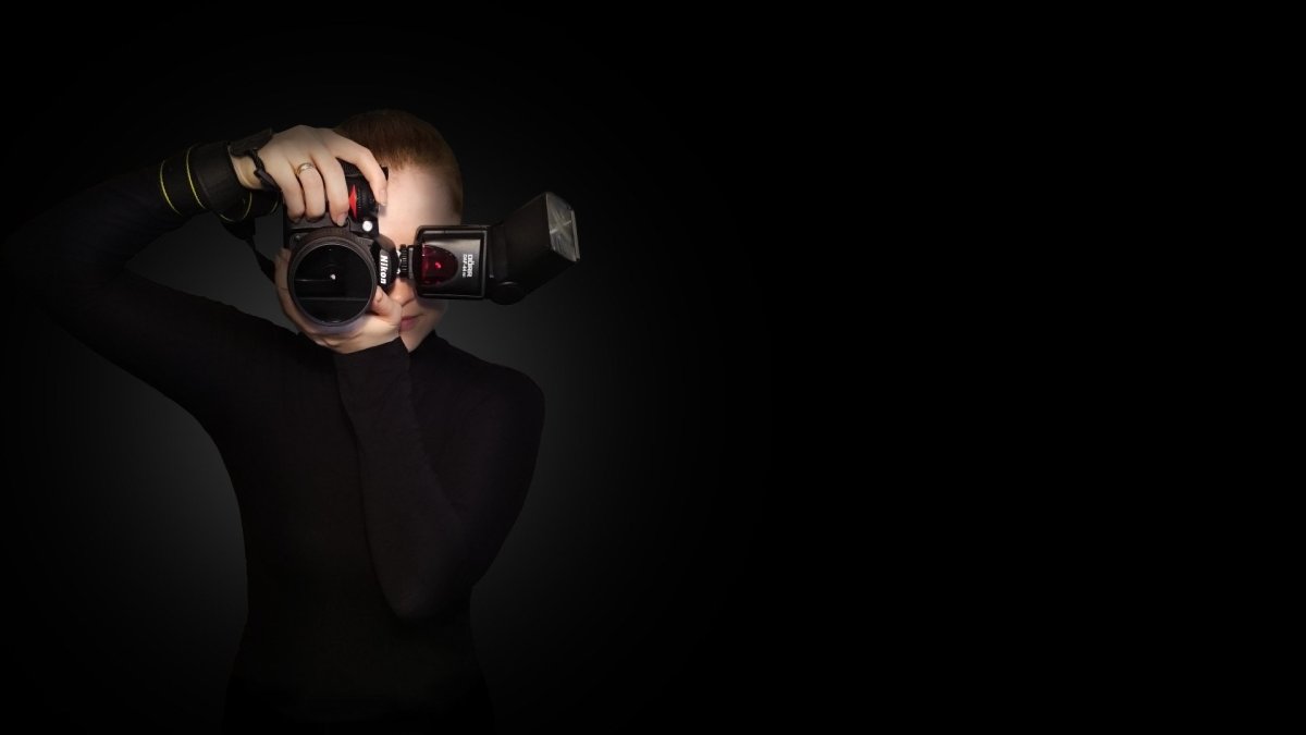 Фотоаппарат на черном фоне