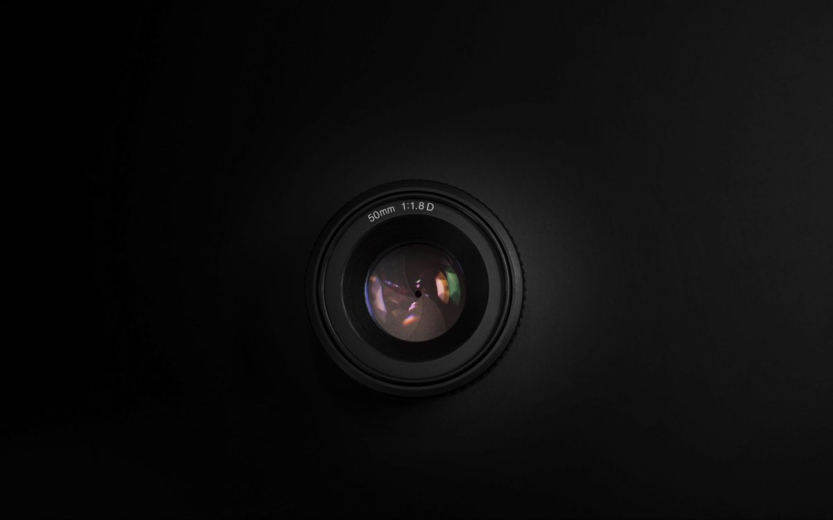 Объектив на черном фоне
