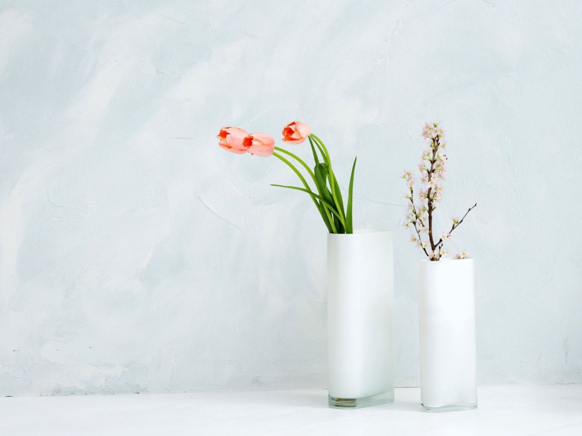 Стол с цветами вид сверху