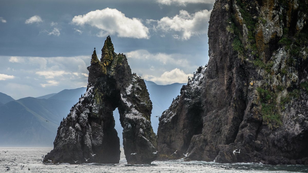 Скала шаман Авачинская бухта