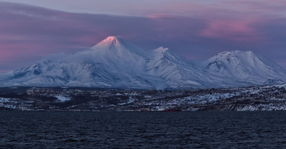 Вулкан Авачинский и бухта