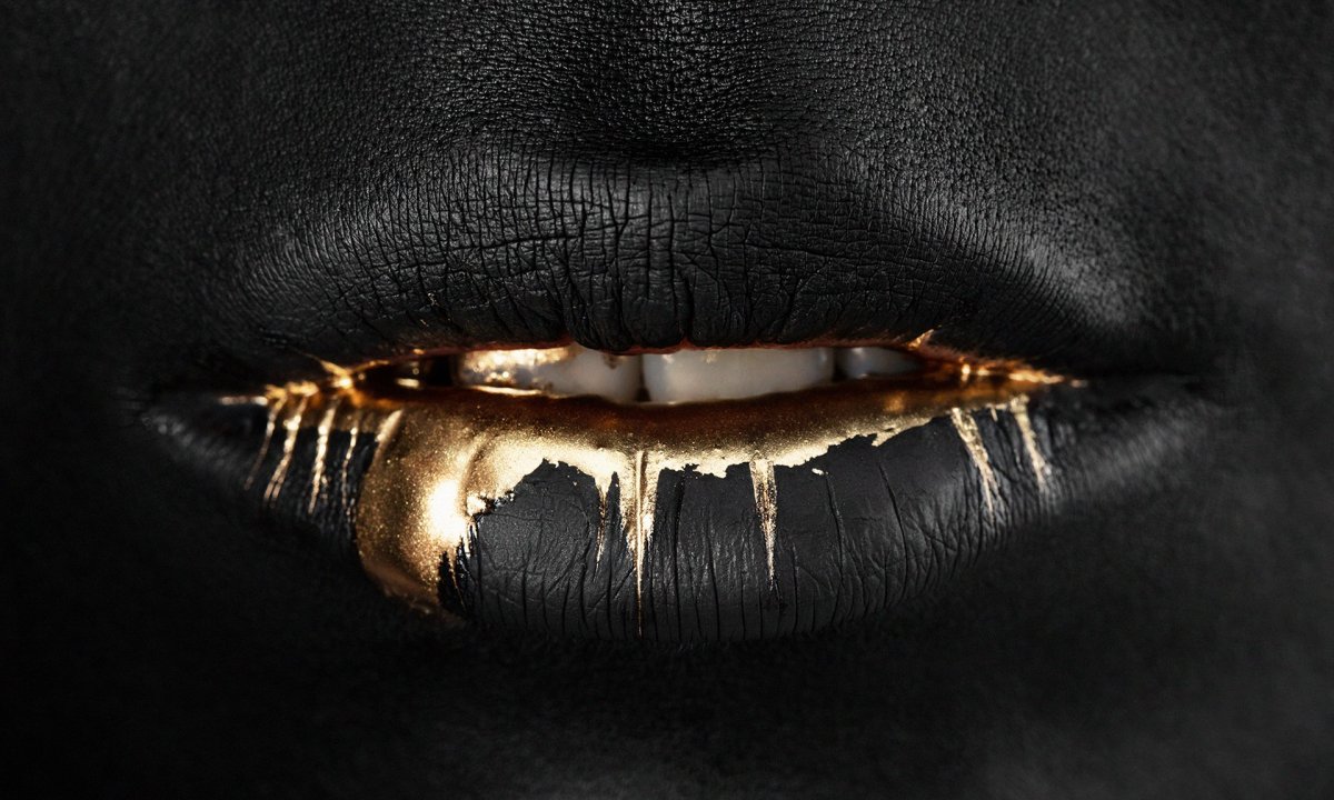 Черная девушка в золоте