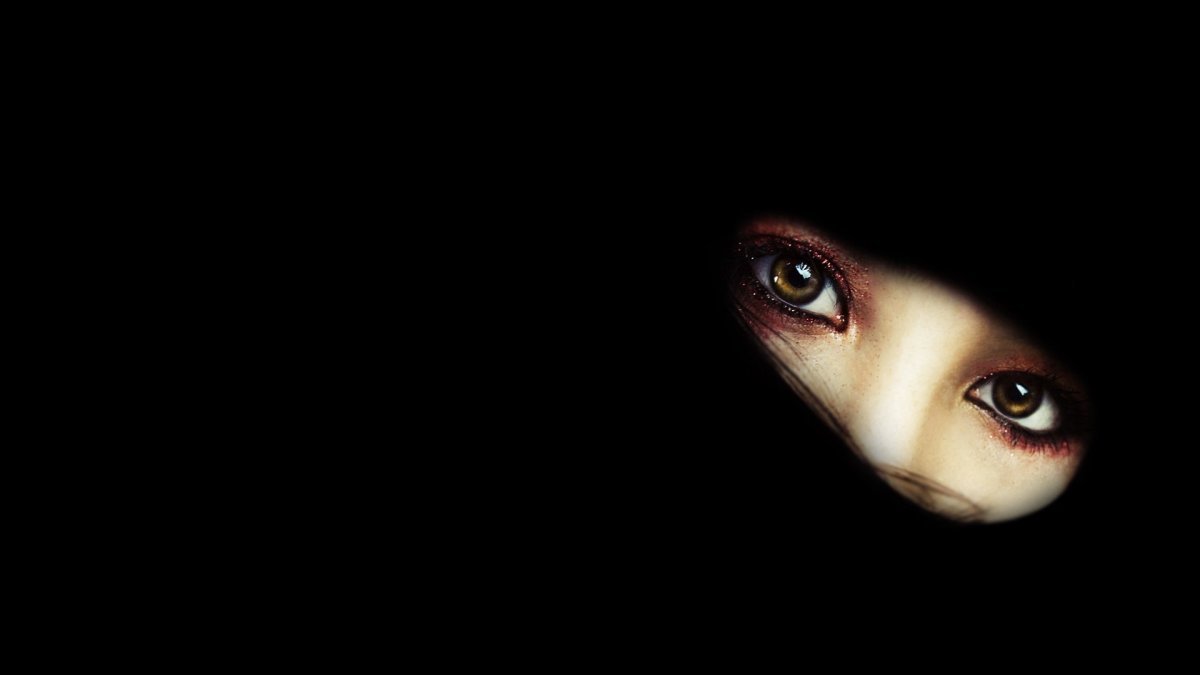 Глаза на темном фоне