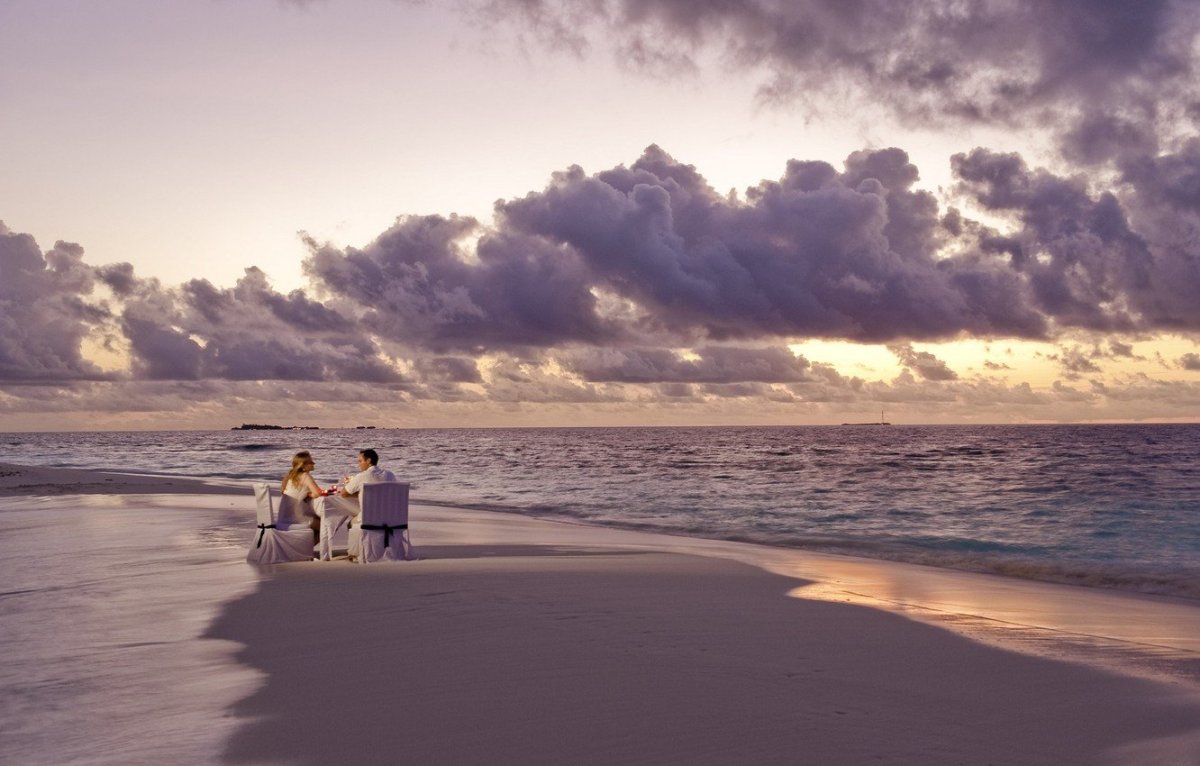 Двое на берегу океана