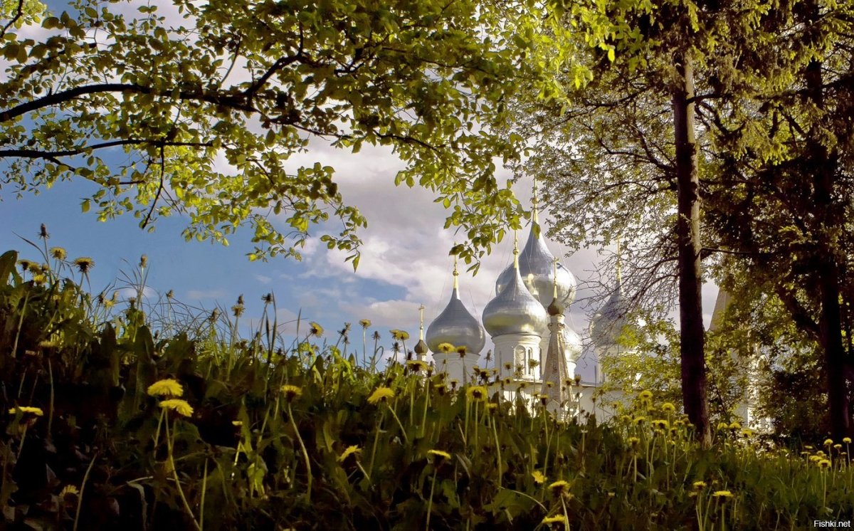 Церковь с золотыми куполами в деревне