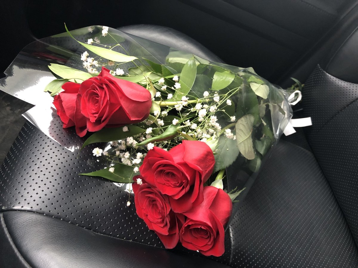 Букет цветов в машине