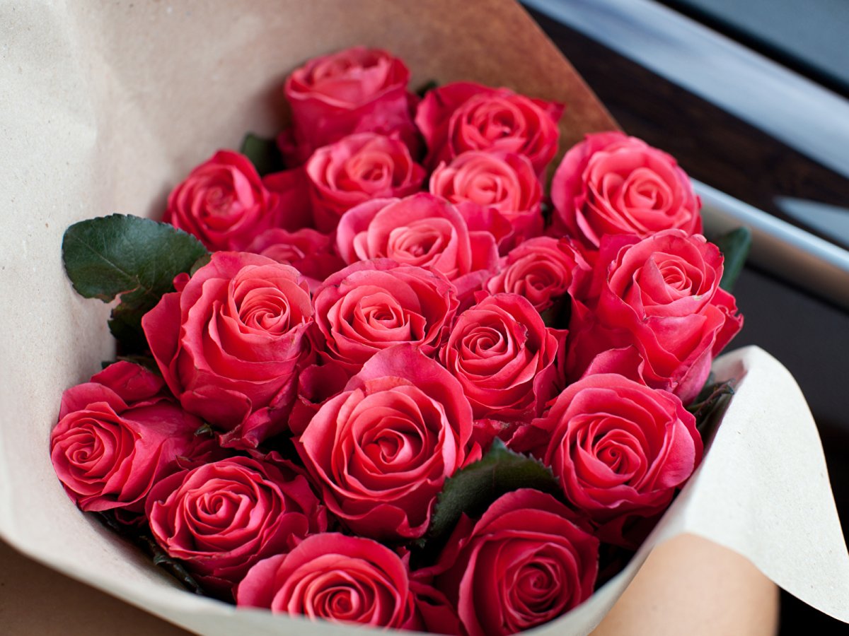 Букет цветов в автомобиле