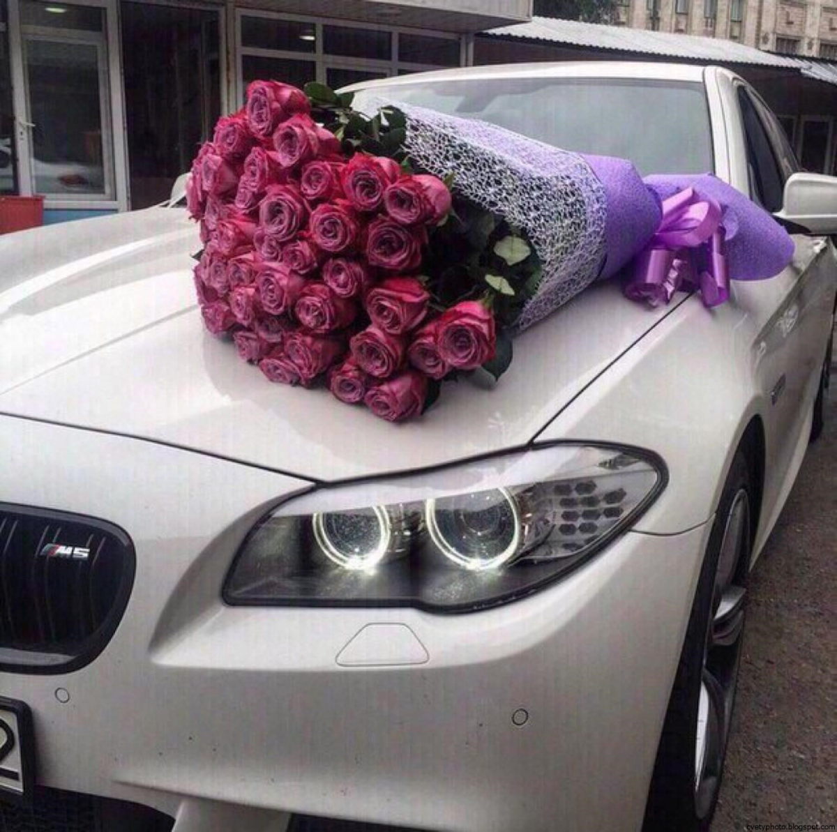 Машина с цветами