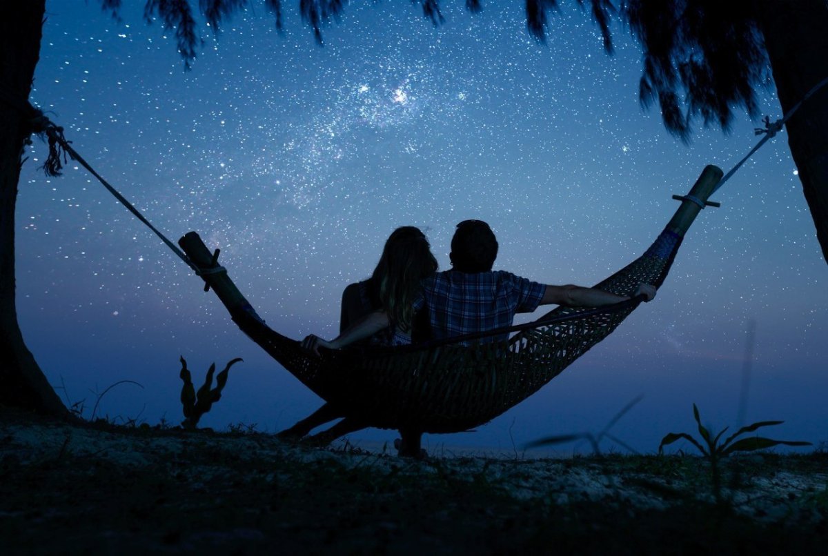 Девочка с котом на фоне Луны