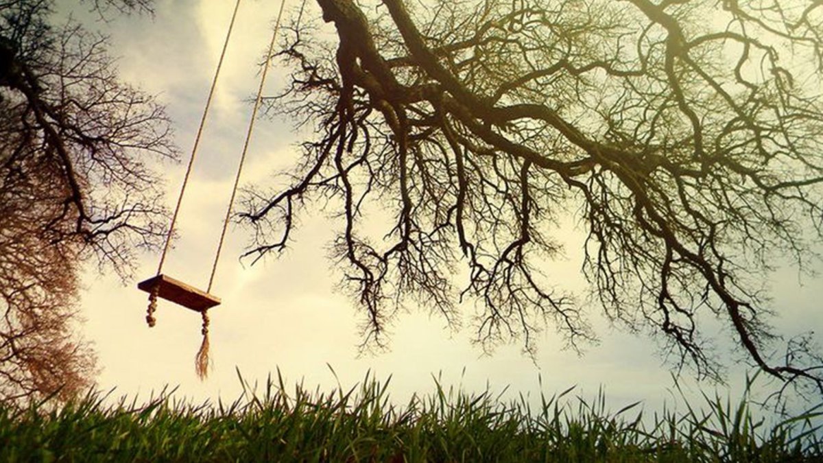 Девочка на качелях на фоне Луны