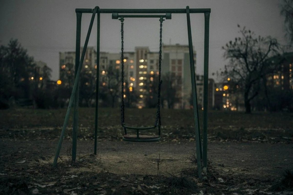 Мальчик на велосипеде на фоне Луны