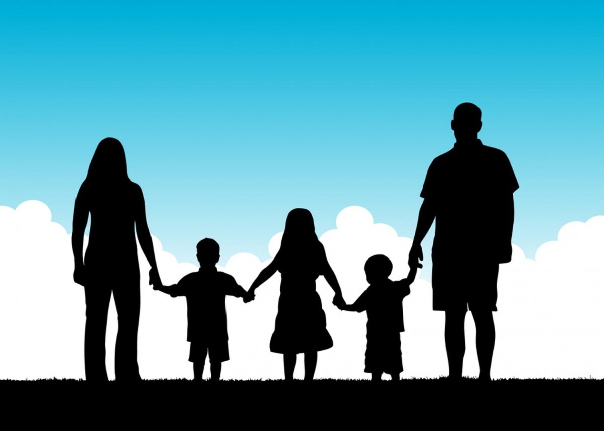 Силуэты семьи с детьми