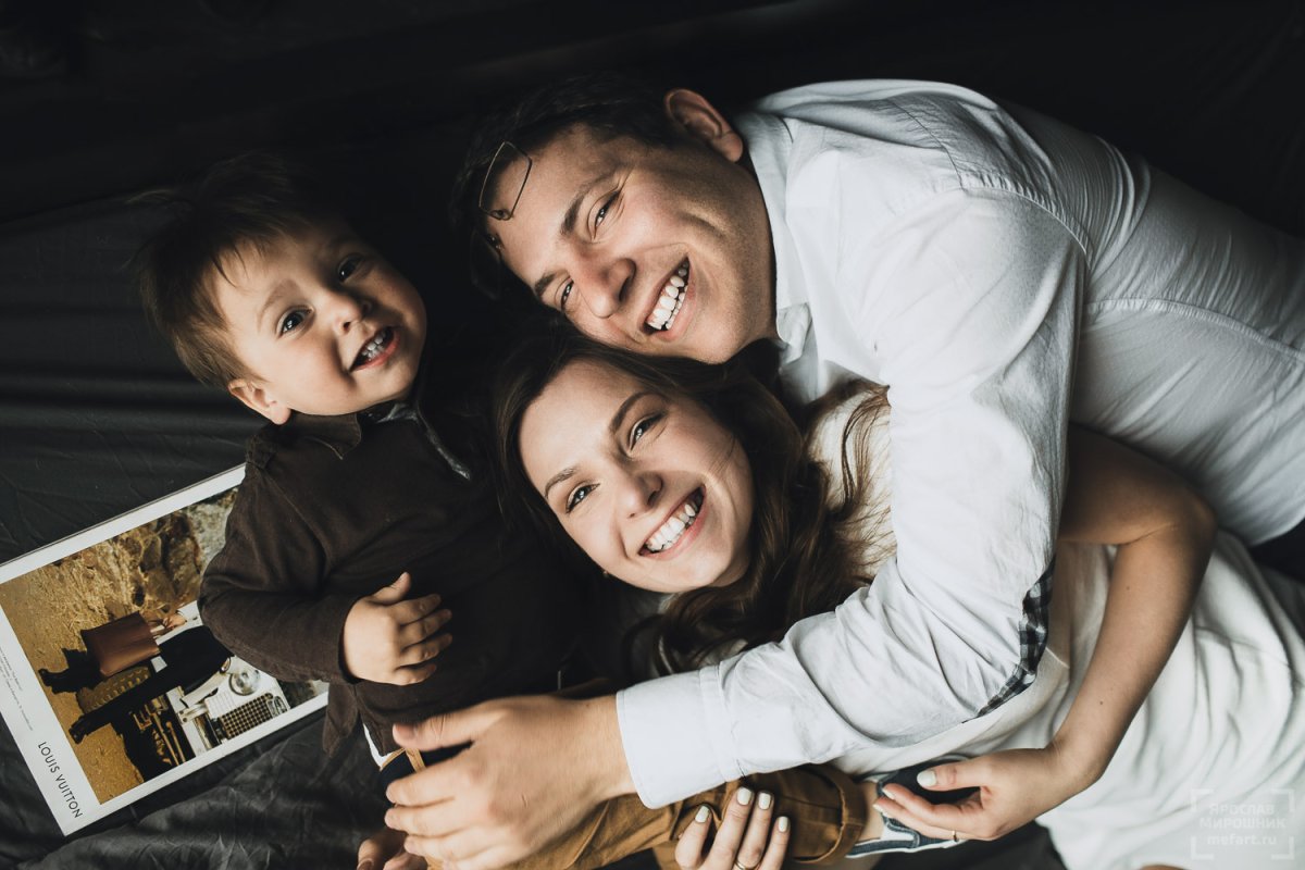 Фотосессия семьи дома