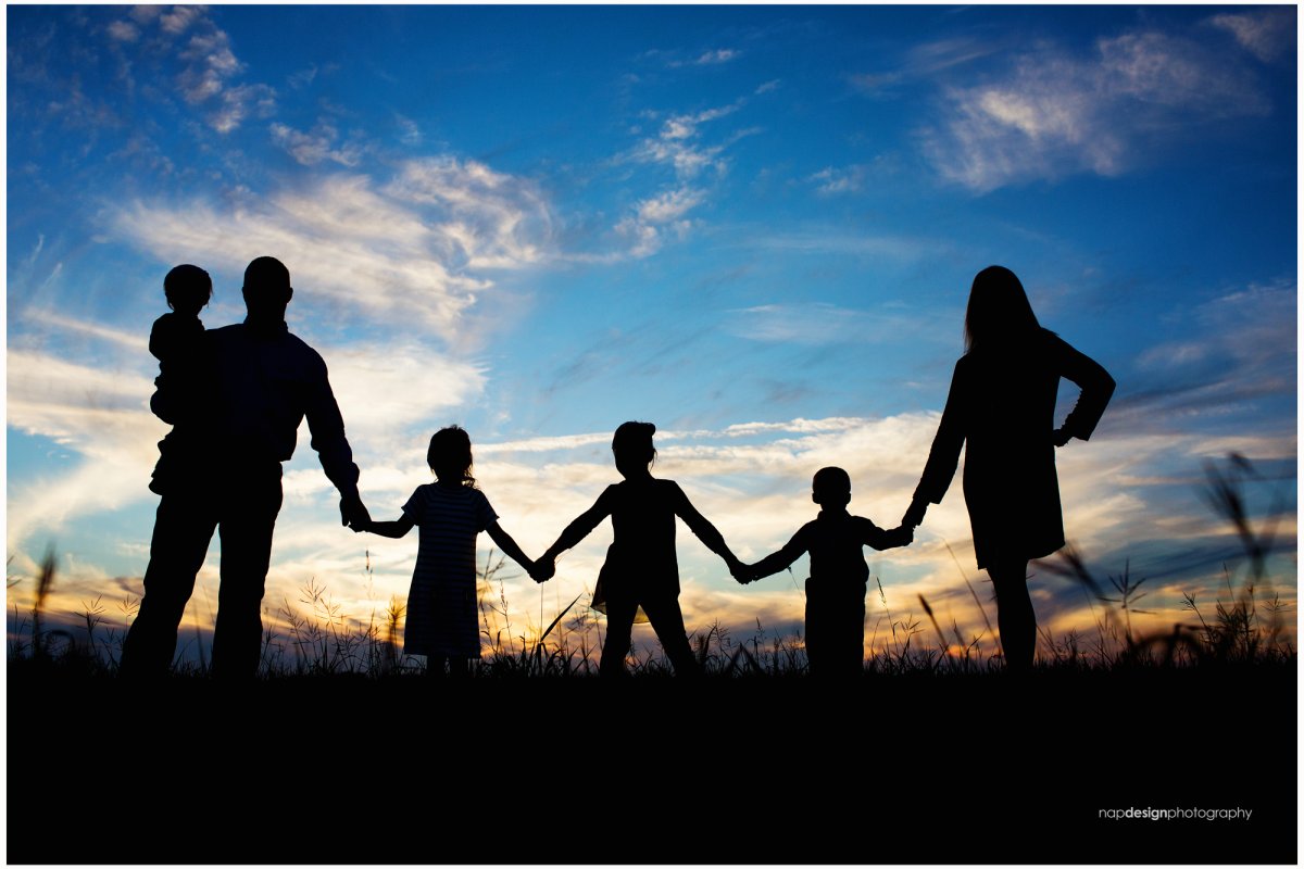 Силуэт счастливой семьи