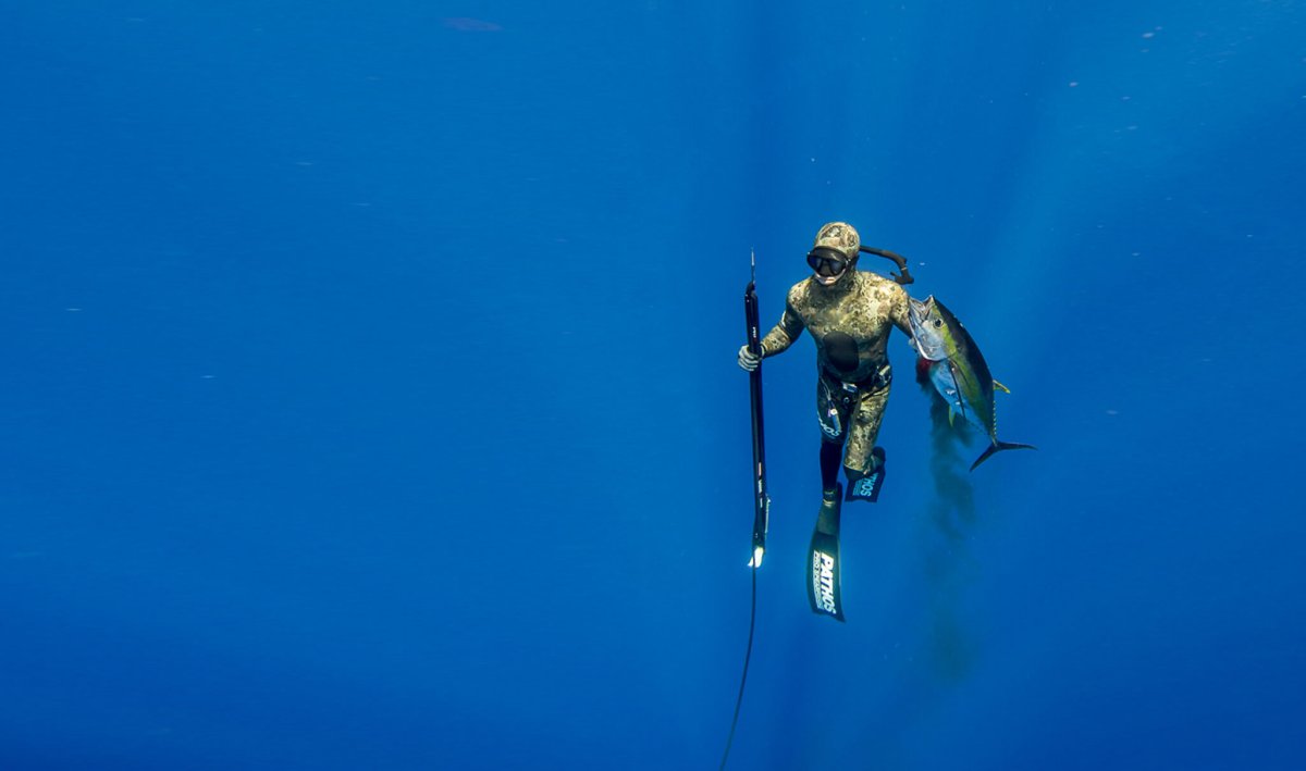 Подводный охотник под водой