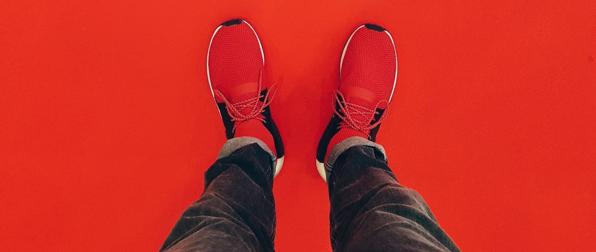 Ноги сверху в обуви