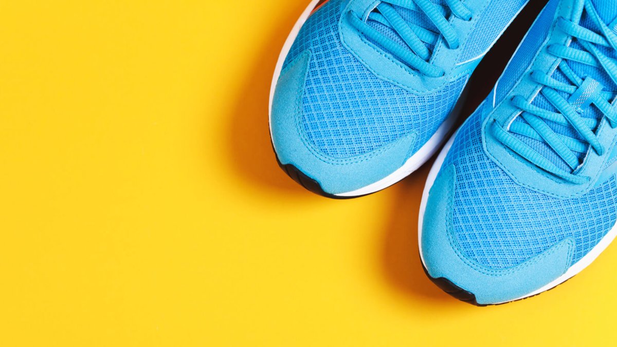 Кроссовки на однотонном фоне