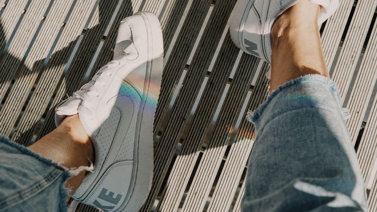 Кроссовок на белом фоне