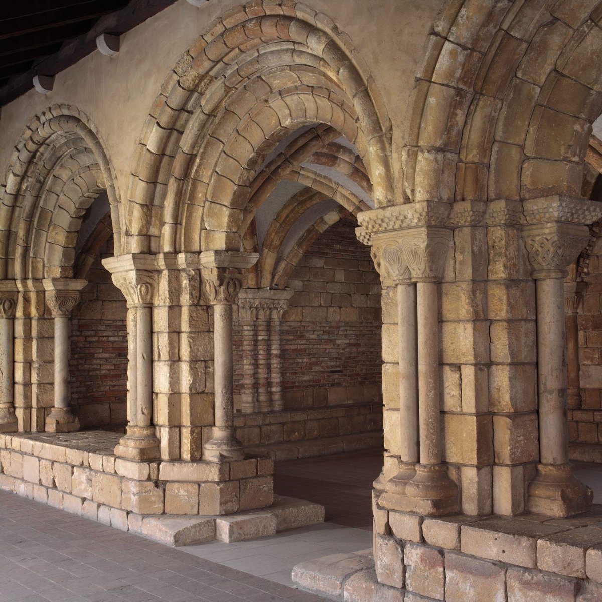 Стены романского собора