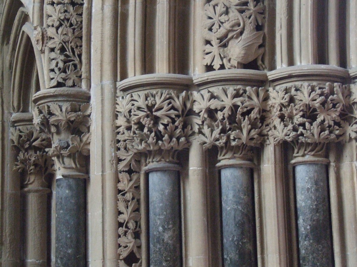 Капители готических соборов храма