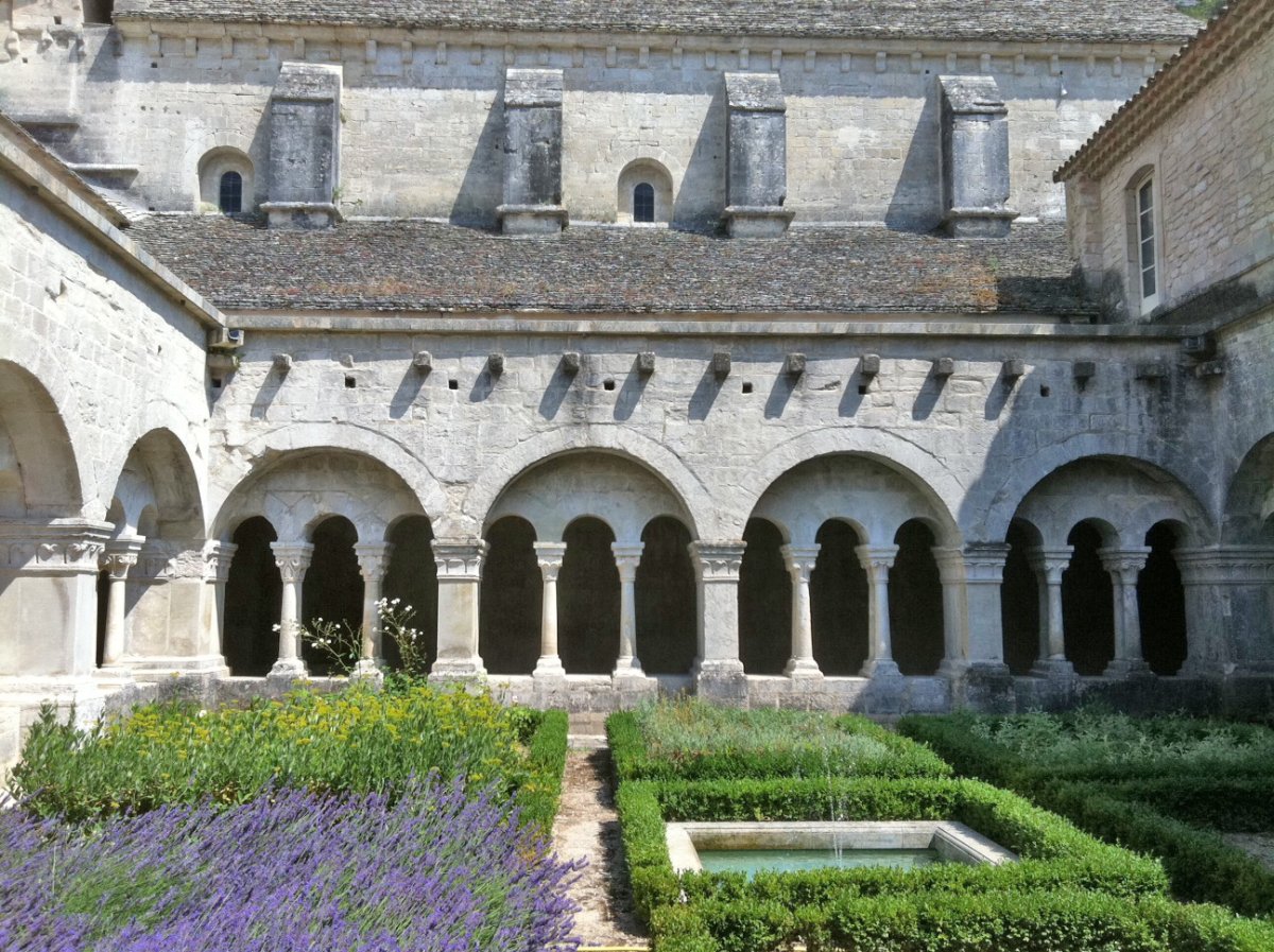 Аббатство Сенанк клуатр