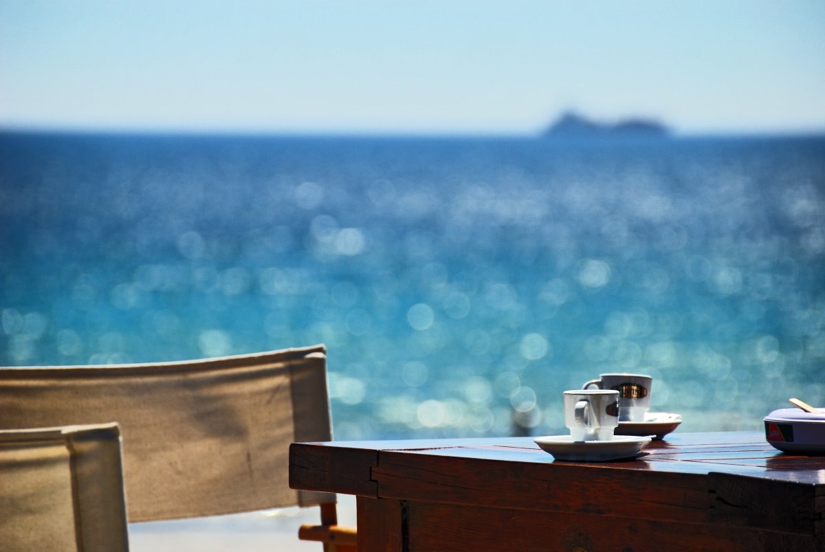 Чашка кофе с видом на море