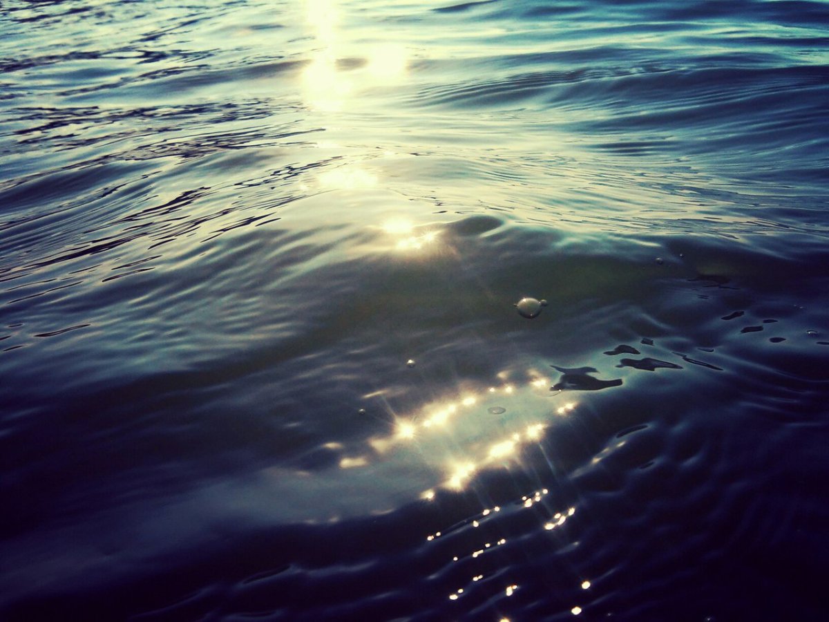 Солнечные блики на воде